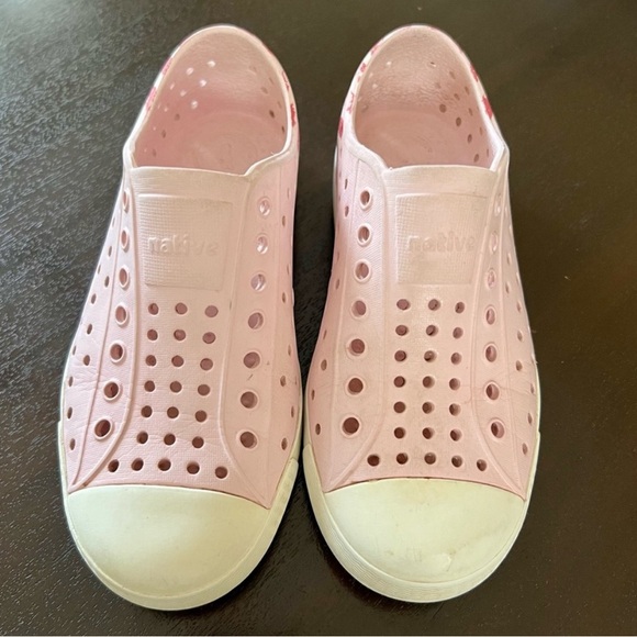 Native Jefferson girl pink shoes size 12 - Picture 2 of 3